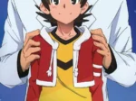 El chico con chaqueta roja y camiseta amarilla sonríe mientras sostiene el collar de su chaqueta. El fondo azul con estrellas añade un toque de chispa.