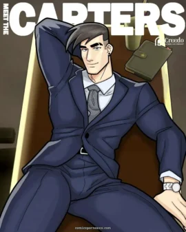 El joven guapo en un traje azul elegante, con suavidad de cuello y pajarita, está sentado con el brazo levantado y una sonrisa relajada, aparentando una escena relajada en el salón.