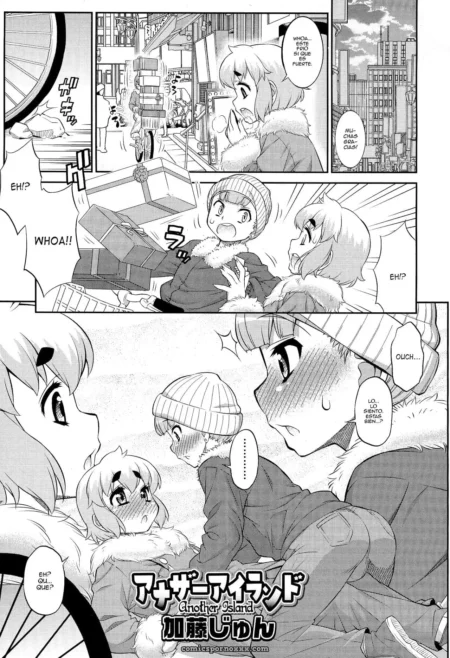 Dos chicas en abrigos de pieles se abrazan, una con una sonrisa y la otra con una expresión de dolor. +18 nsfw