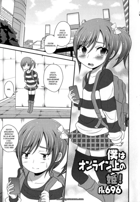 Dos chicas en uniformes escolares con mochilas, una con una camiseta a rayas y otra con una camiseta a cuadros. La camiseta a rayas tiene una frase en japonés. +18 nsfw