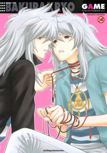 Dos chicos con cabello plateado se miran a los ojos, uno con una camiseta azul y el otro con una chaqueta negra. El azul sostiene una cadena con un anillo dorado. +18 nsfw