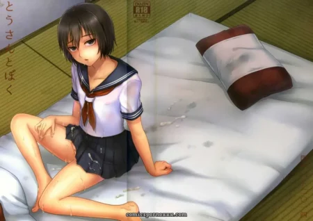 Una mujer con uniforme escolar se acurruca en una cama. +18 nsfw