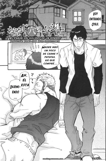 Un hombre con un trébol de cuatro hojas en el pecho se levanta del lecho mientras otro hombre lo mira. +18 nsfw