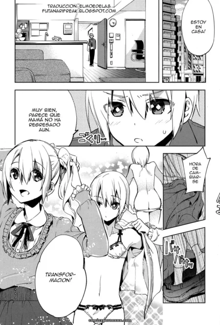 Mujer en bikini y pantalón corto, besándose con otra mujer en el baño. +18 nsfw