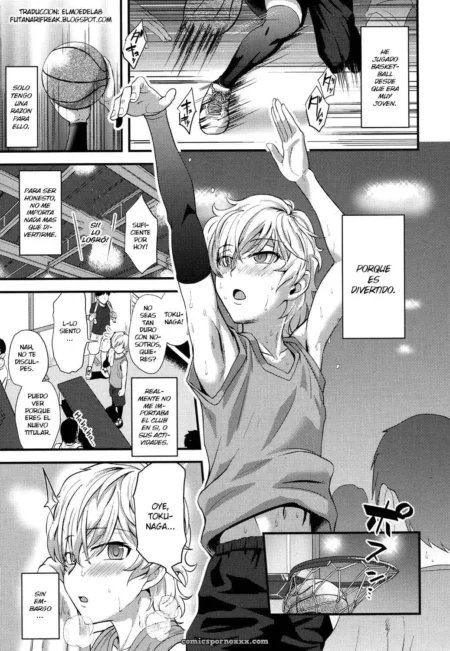 Un chico con cabello blanco y una camiseta gris está jugando baloncesto. Tiene una expresión de emoción en su rostro y está levantando el brazo para hacer un tiro. Hay otros jugadores en el fondo, uno de ellos está levantando una mano. +18 nsfw