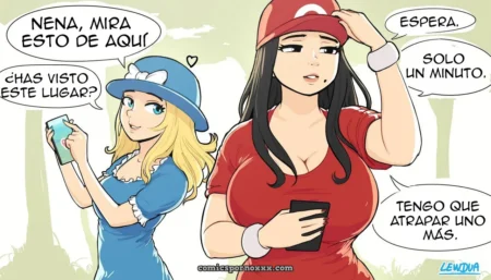 Chica en rojo con gorra y camiseta ajustada mira un enorme pene erecto mientras su amiga en azul filma con el móvil. +18 nsfw