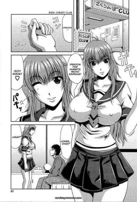 Mujer con uniforme escolar ajustado y pechos grandes en club nocturno, chupando pene en panel de manga.