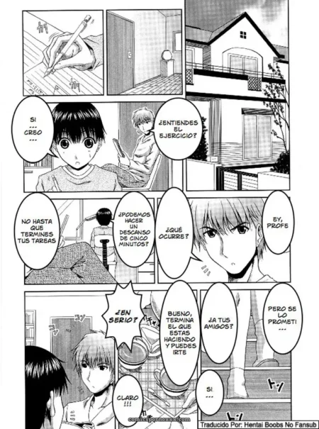 Chica adolescente tumbada en suelo con falda levantada, piernas abiertas mostrando coño mojado mientras chico se acerca para penetrarla.