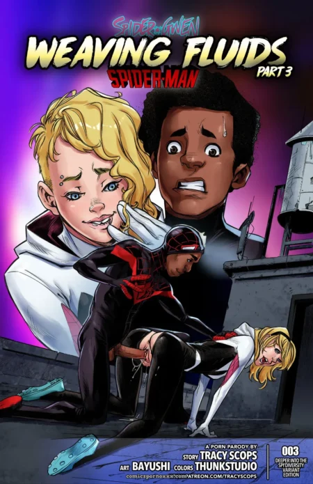 Spider-Man en traje negro rojo folla a rubia en techo mientras otra rubia lo chupa y hombre mira con pene erecto