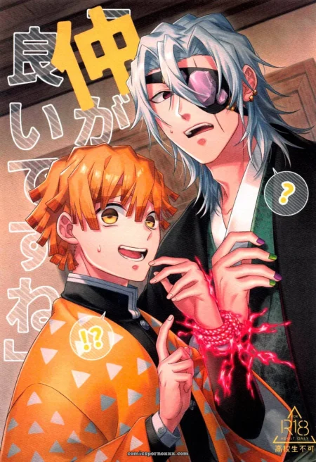 Chico de pelo naranja en kimono triangular sonríe mientras el plateado con parche y cadenas rojas acaricia sus pechos