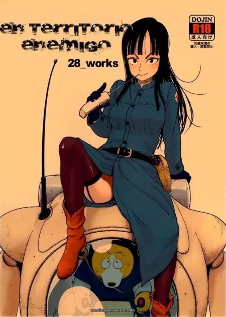 Mujer con vestido azul corto, medias rojas y botas en estructura mecánica, hombre observando su vulva expuesta