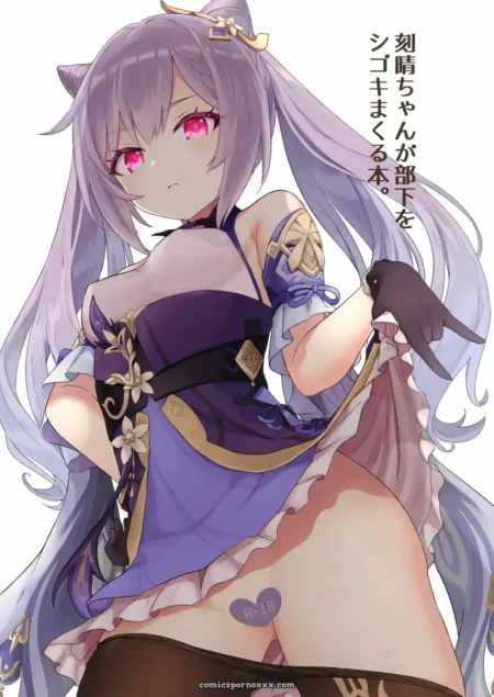 Keqing-chan de orejas de gato, ojos rosados, vestido morado ajustado, tanga subido y tatuaje corazón en cadera, invitando a follar.