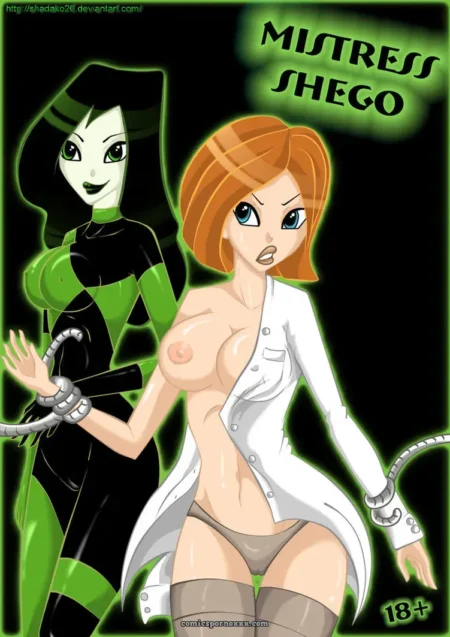 Mistress Shego en bata blanca abierta, senos al aire, bragas beige, medias altas y látigo, figura verde negro en fondo.