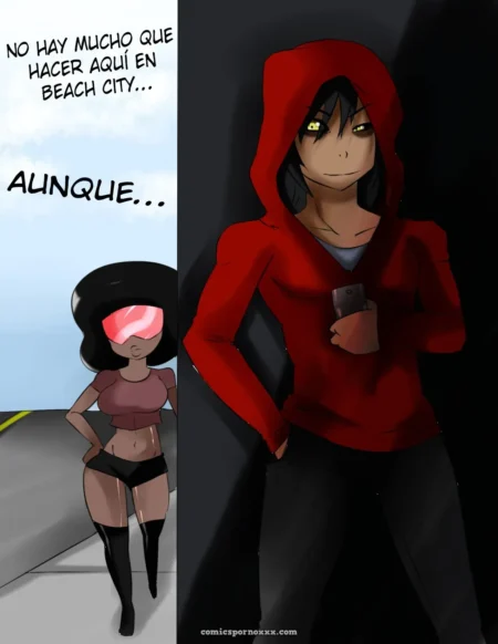 Mujer en bikini negro y top corto muestra senos en Beach City, figura en sudadera roja sostiene móvil mirando sus tetas.