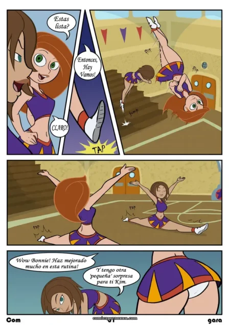 Kim Possi'buru en minifalda morada y amarilla levantando piernas con minifalda alzada mostrando culo y bragas en cancha