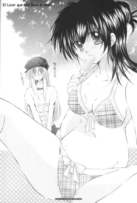 Mujer con lencería cuadros sujetador abierto chupa el helado mientras otra con beret mira El Licor que nos Llevó al Amor