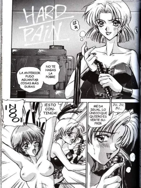 Mujer en corset negro azota con látigo a sumisa atada, diálogos en español sobre dolor extremo y dominación erótica intensa.