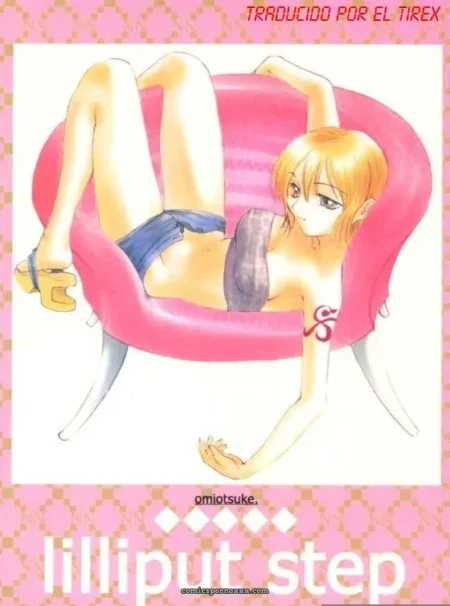 Rubia en shorts cortos y top negro, piernas abiertas mostrando vulva en silla rosa con tacones dorados y tatuaje.