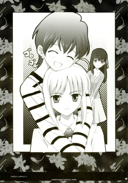 Chica rubia en blusa rayada abrazada por detrás, su novio le aprieta los pechos con lujuria mientras otra chica observa.