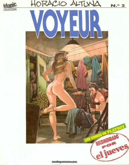 Mujer desnuda con trasero al aire en vestuario mientras otra en sujetador y hombre espiando desde la puerta