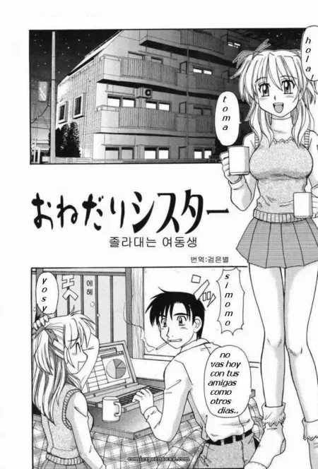 Chica en minifalda corta y top revelador sostiene tazas mientras pareja se folla en habitación con laptop