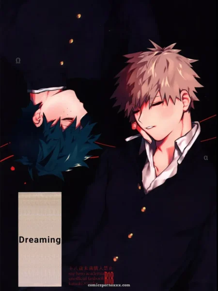 Chico rubio en uniforme escolar fuma mientras su mano acaricia el pene del chico acostado, labios húmedos y gemidos