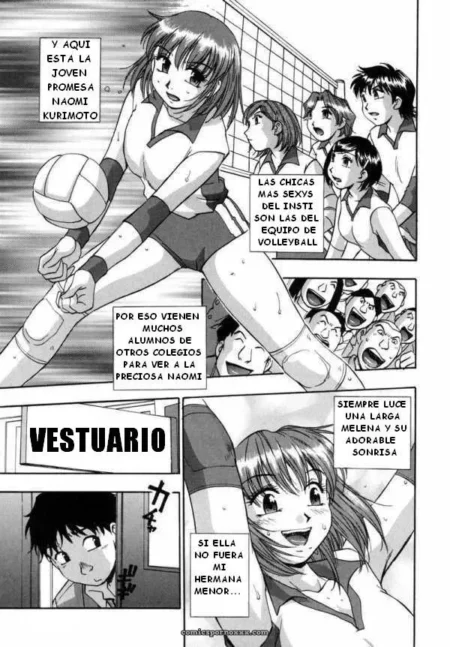 Naomi Kurimoto en vestuario con uniforme ajustado que resalta tetas y piernas abiertas, chicos la espiaban excitados