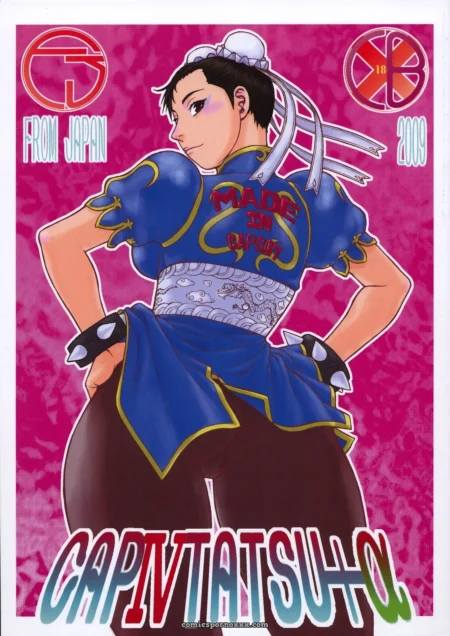 Tatsu con tetas hinchadas en traje azul ajustado, caderas anchas y piernas gruesas, manos en caderas sobre fondo rosa