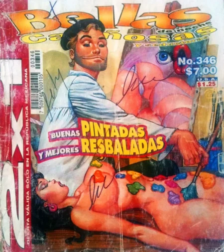 Hombre pintando con pincel el cuerpo desnudo de una mujer tumbada con manchas de colores sobre sus pechos y vientre.