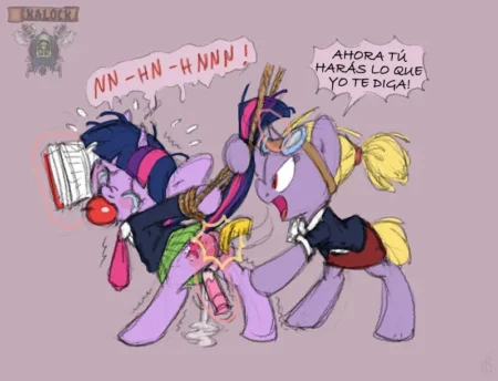 Twilight Sparkle atada y amordazada mientras una pony la penetra analmente con un dildo vibrador.