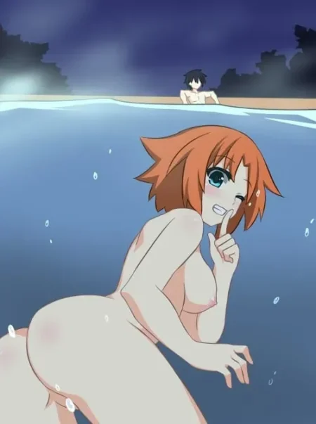 Mujer pelirroja desnuda sumergida en el agua mostrando sus pechos y glúteos mientras un hombre la observa desde la playa.