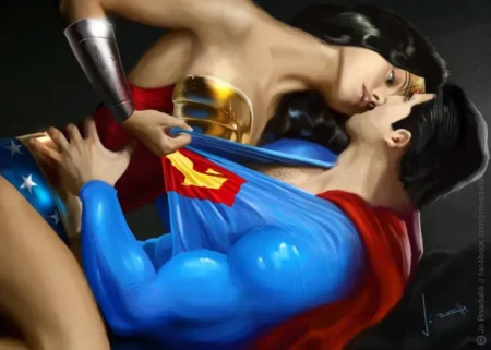 Wonder Woman y Superman besándose apasionadamente mientras ella lo tumba y él le acaricia el cuerpo.