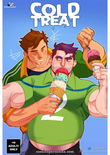 Dos hombres musculosos con camisetas verdes comen helados mientras uno abraza al otro por la espalda.