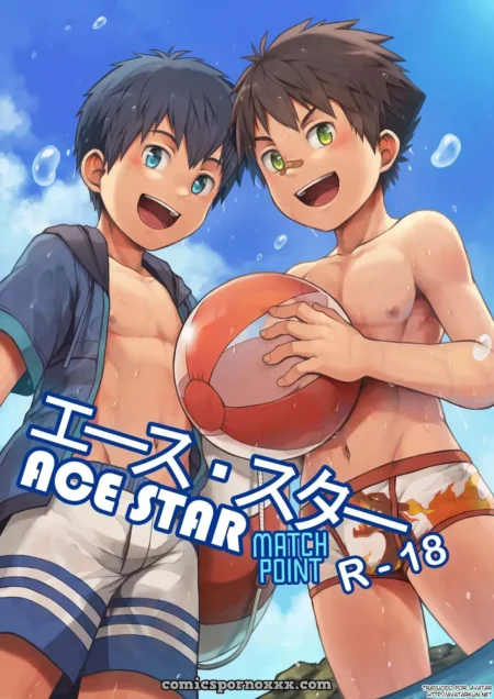 Dos chicos jóvenes sin camiseta con bañadores ajustados sosteniendo una pelota de playa en Ace Star Match Point R-18.