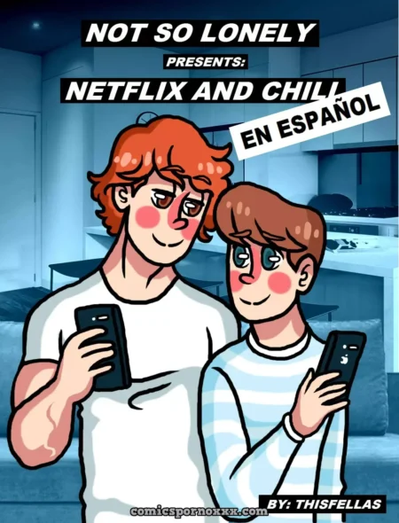 Dos hombres jóvenes con mejillas sonrojadas sosteniendo celulares en un sofá preparándose para tener sexo.