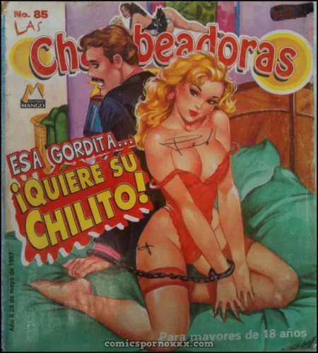 Mujer rubia en lencería roja encadenada de manos y piernas sobre una cama mientras un hombre la observa excitado.