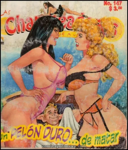 Dos mujeres con pechos grandes en lencería erótica discuten frente a un hombre excitado que las mira desde abajo.