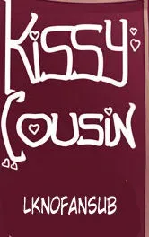Logo de Kissy Cousin con texto blanco sobre fondo granate y la firma LKNOFANSUB.