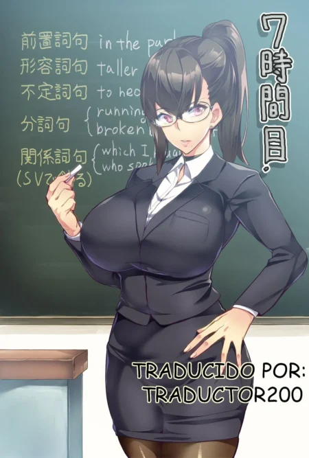 Profesora de gafas con pechos gigantes y traje negro ajustado posando frente a una pizarra de clase.