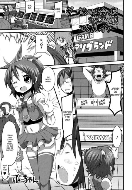 Cosplayer femboy Bu-chan con falda corta y medias ajustadas posando en un arcade frente a un hombre excitado.