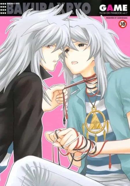 Bakura y Yami Bakura se miran fijamente mientras sostienen cuerdas rojas y negras en una pose erótica y sugerente.