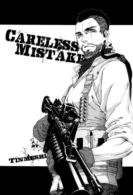 Hombre musculoso con barba y ropa militar sosteniendo un rifle de asalto en blanco y negro de Careless Mistake.