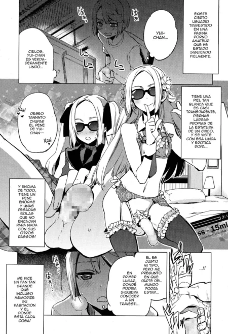Mujer rubia con gafas de sol y lencería blanca mostrando su pene erecto y testículos mientras se toca el clítoris.