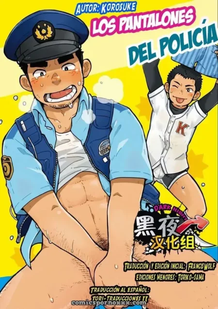 Policía con el uniforme abierto y el pene erecto expuesto mientras otro hombre lo mira excitado detrás.