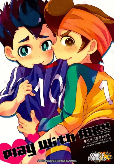 Dos chicos Yaoi con uniformes deportivos abrazados mientras uno besa la mejilla del otro con deseo sexual.