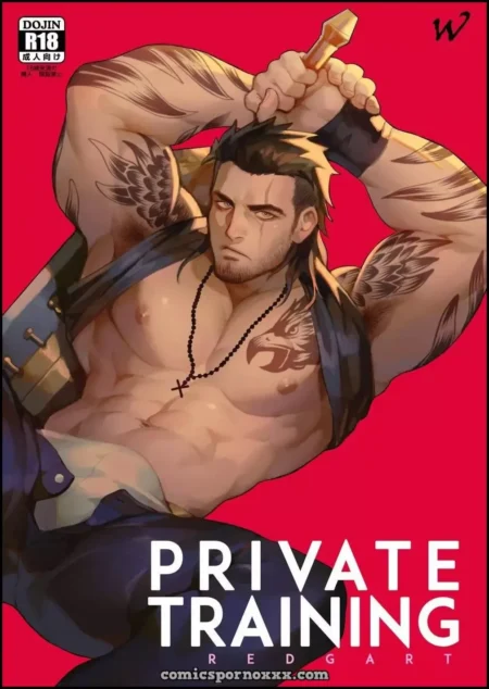 Hombre musculoso y tatuado con torso desnudo y pantalones bajos en pose provocativa para entrenamiento privado sexual.