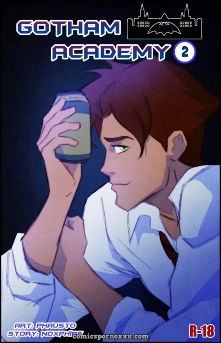 Joven de Gotham Academy con camisa blanca abierta y mirada lasciva sosteniendo una lata en primer plano.