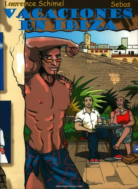 Hombre musculoso moreno sin camiseta y con pareo azul posando frente a dos hombres en una terraza de Ibiza.