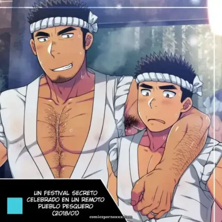 Dos hombres musculosos con hachimaki y yukatas abiertas posan abrazados en un pueblo pesquero.