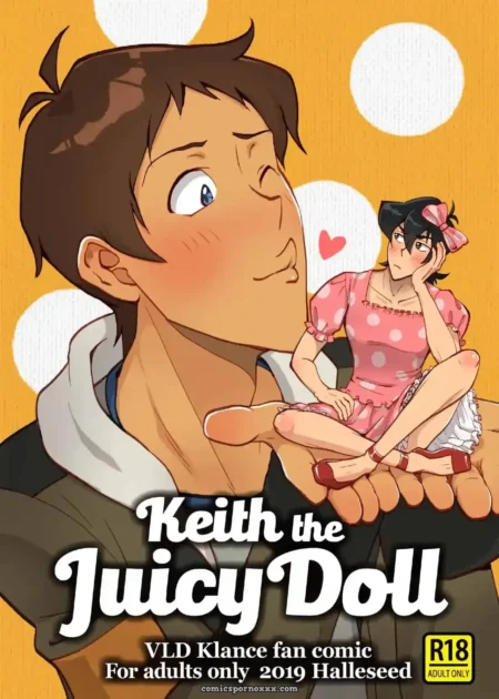 Keith de Voltron sosteniendo en su mano a un pequeño Lance vestido con ropa interior y camisón rosa corto.